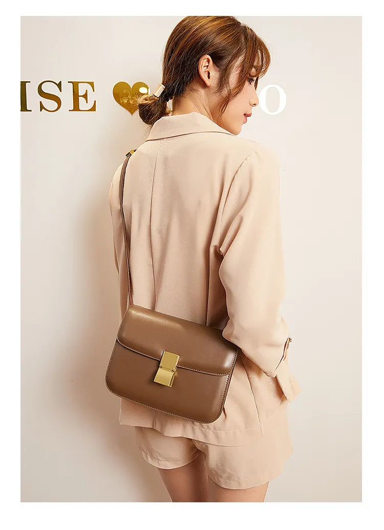Elegant brun axelväska för damer. Stilren design med modern känsla. Perfekt modeaccessoar.
