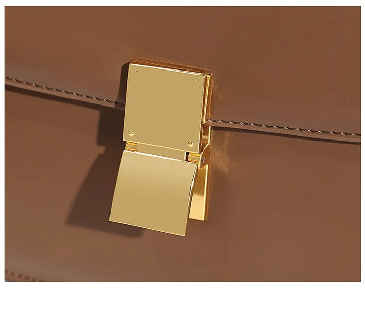 Lyxig svart handväska. Elegant axelväska med stilren design för en sofistikerad look.
