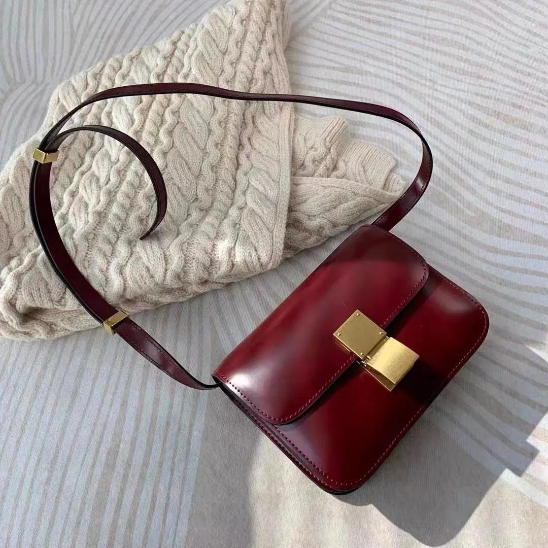 Svart damaxelväska med elegant, stilren design. En mångsidig handväska för alla tillfällen, året runt.