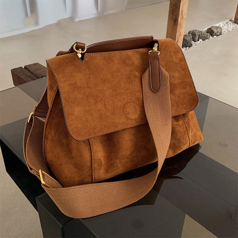 Elegant brun crossbodyväska för kvinnor, stilfull vardagsaxelremsväska i klassisk design.