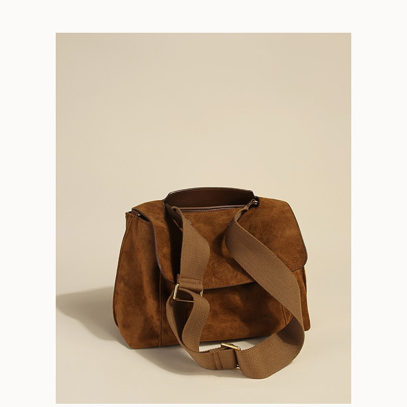 Praktisk brun damväska med justerbar axelrem, perfekt för vardagsbruk. Elegant och funktionell accessoar.