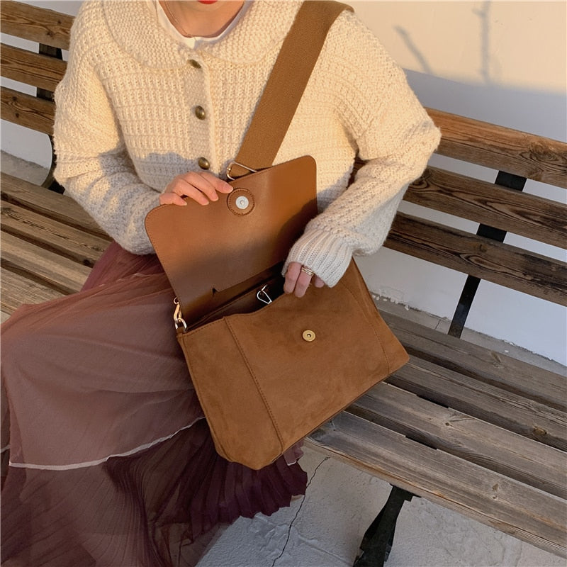 Stilfull brun handväska för kvinnor, designad som en crossbodyväska. Elegant accessoar som lyfter din outfit.