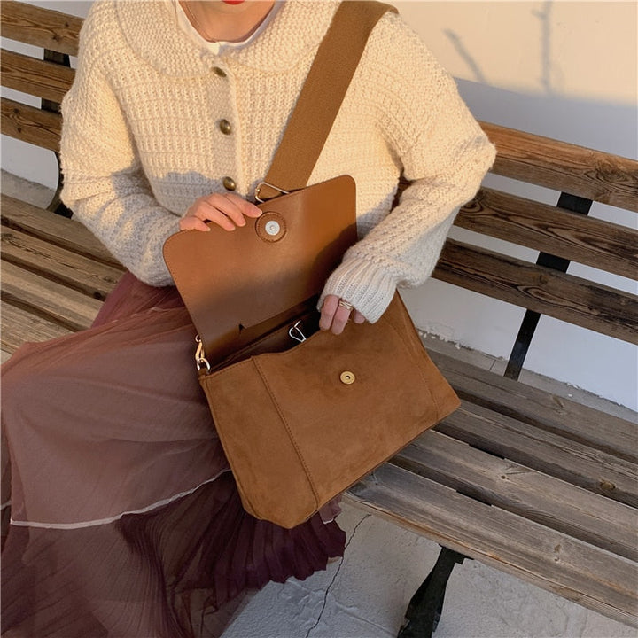 Stilfull brun handväska för kvinnor, designad som en crossbodyväska. Elegant accessoar som lyfter din outfit.