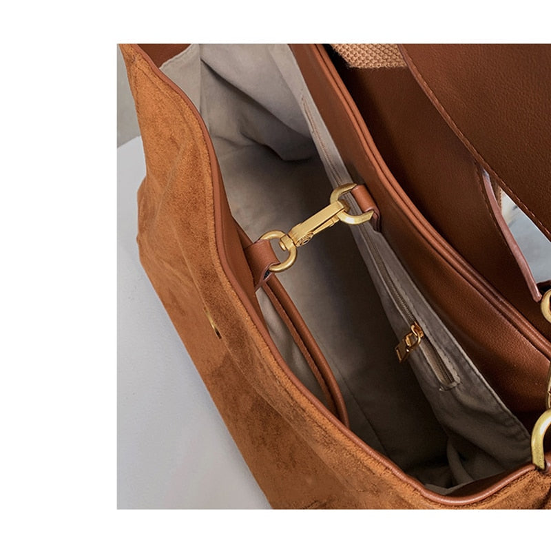 Klassisk brun crossbodyväska för kvinnor, idealisk för en organiserad vardag. Praktisk och elegant design.