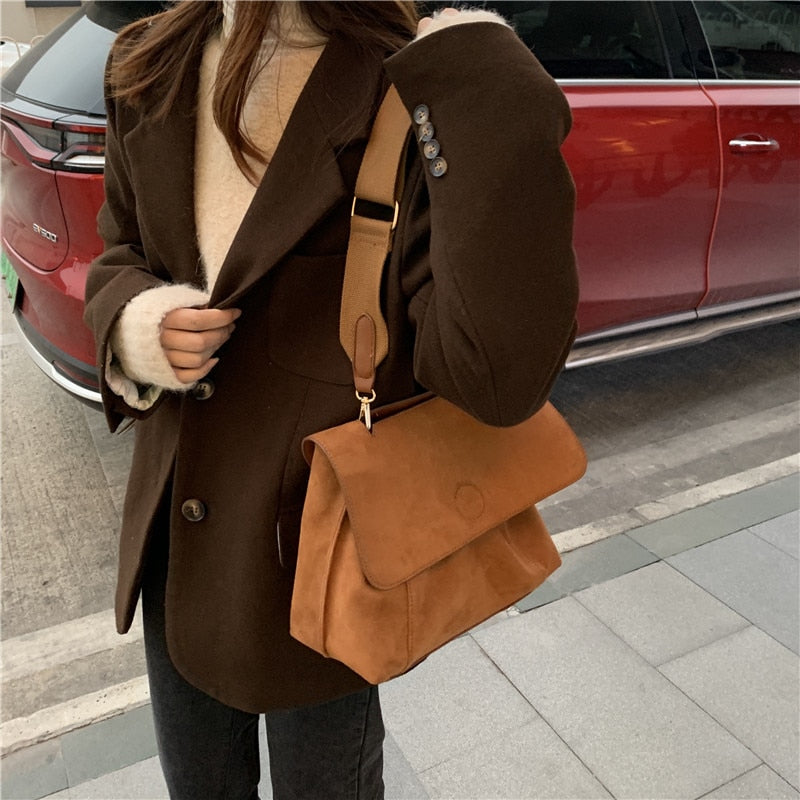 Snygg brun damväska i crossbody-modell, perfekt för alla tillfällen. Stilfull och praktisk axelremsväska.