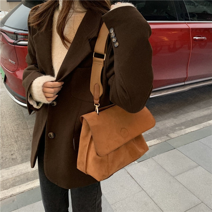 Snygg brun damväska i crossbody-modell, perfekt för alla tillfällen. Stilfull och praktisk axelremsväska.