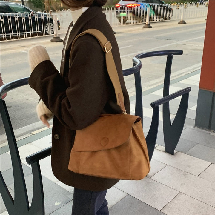 Elegant brun damväska, en mångsidig accessoar för kvinnor. Använd som axelremsväska eller crossbody.