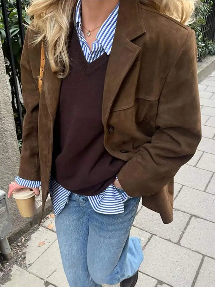 Tidlös brun damjacka, ett elegant ytterplagg för en casual look, passar alla tillfällen.