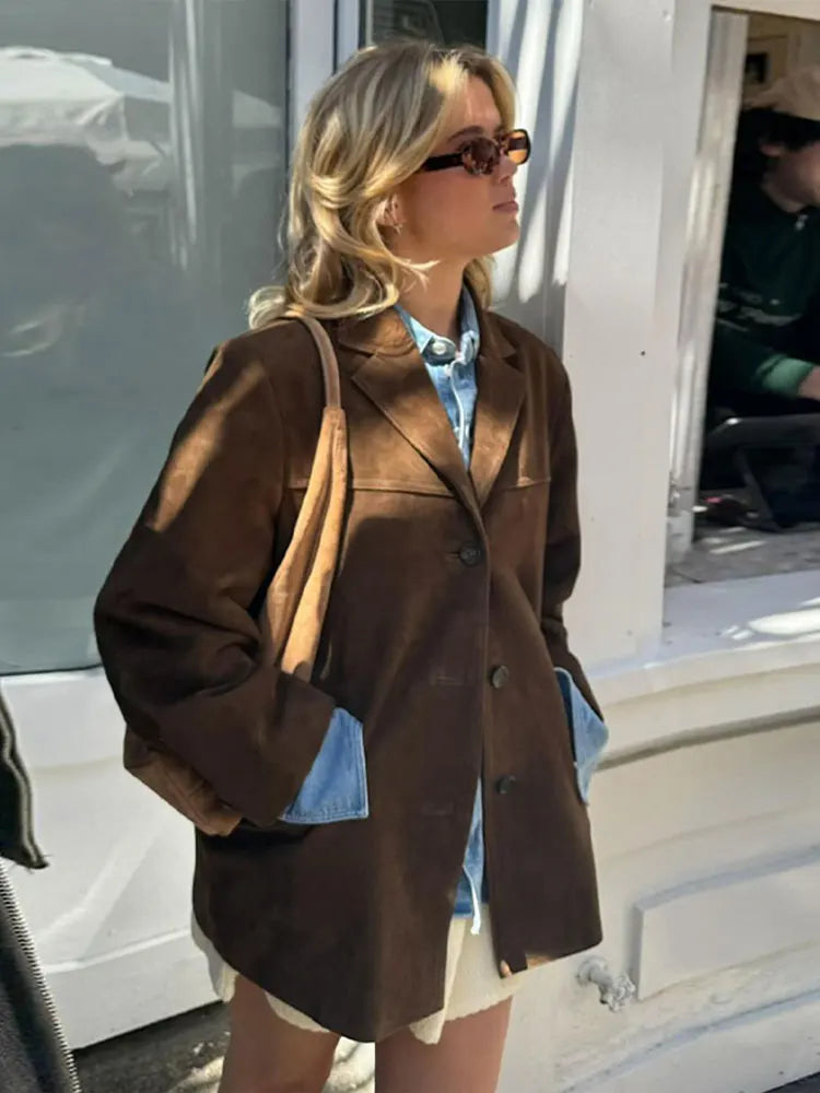 Klassisk brun damjacka, ett elegant ytterplagg som vårjacka eller höstjacka för en tidlös stil.