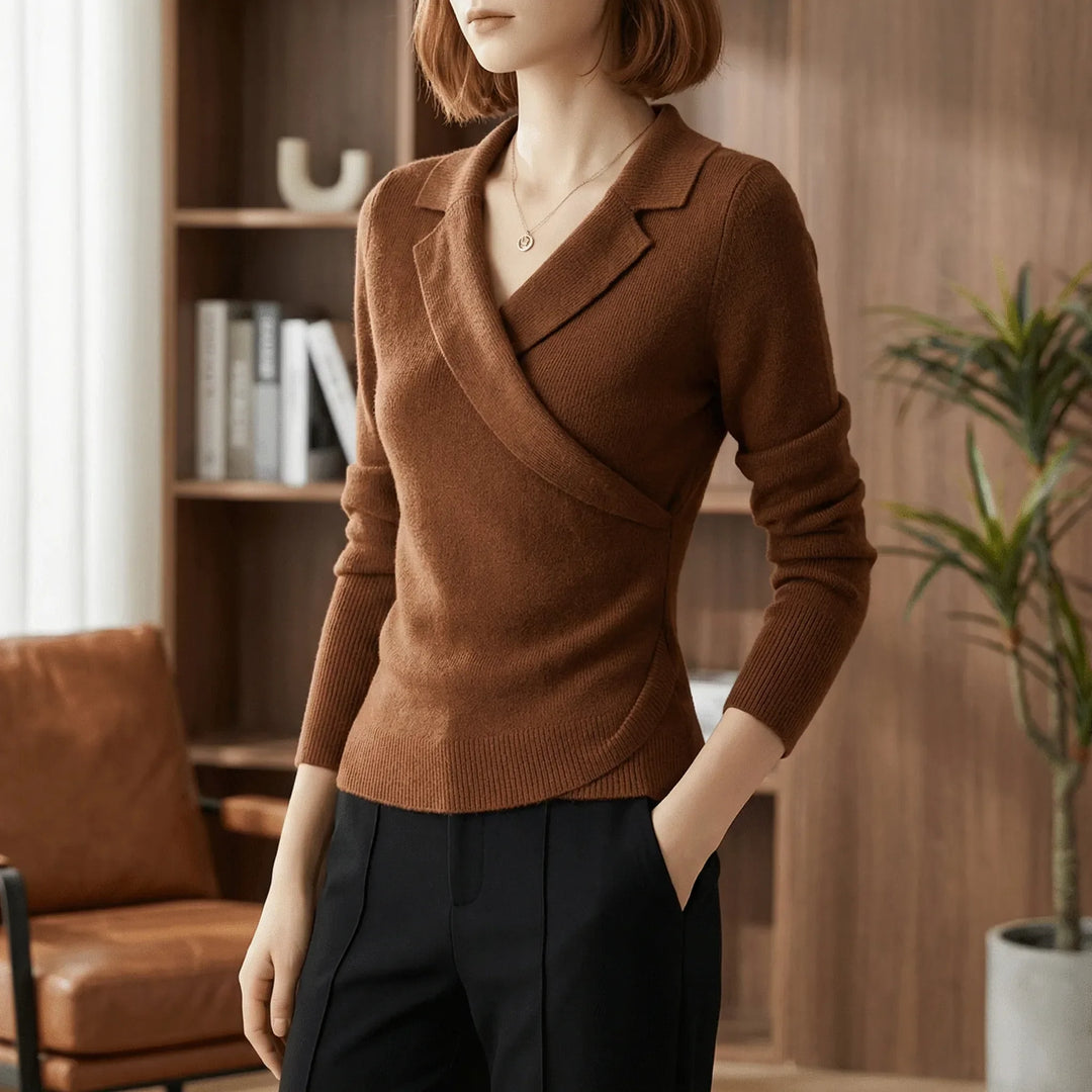 Elegant brun damtröja Lucy med draperad V-ringning. Långärmad, smickrande passform för stil och komfort.