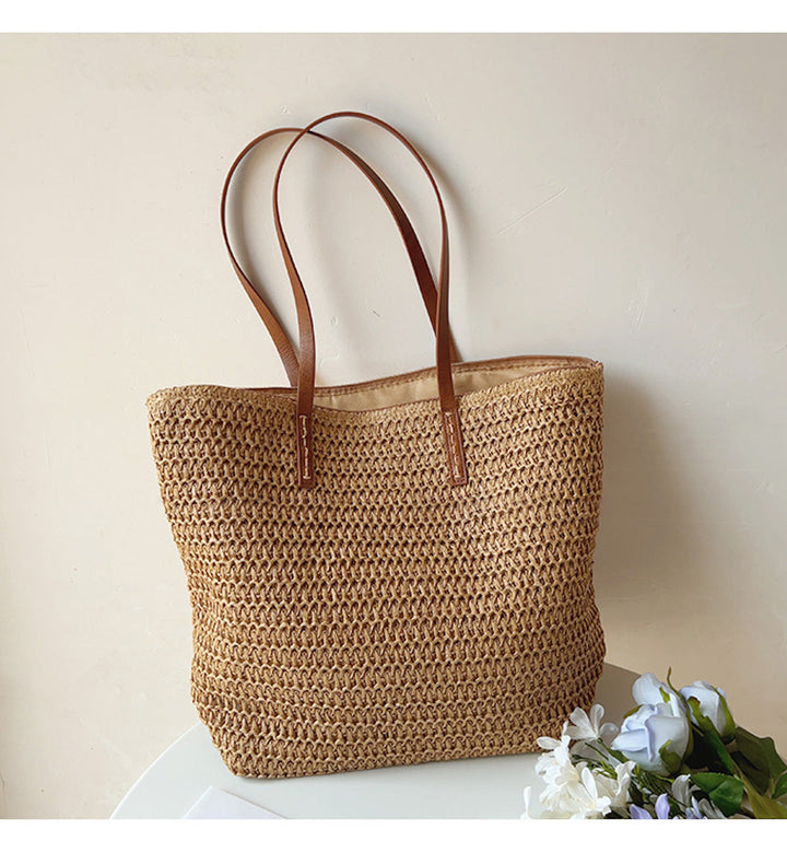Elegant brun flätad korgväska, unisex sommar- eller vardagsväska med robusta handtag.