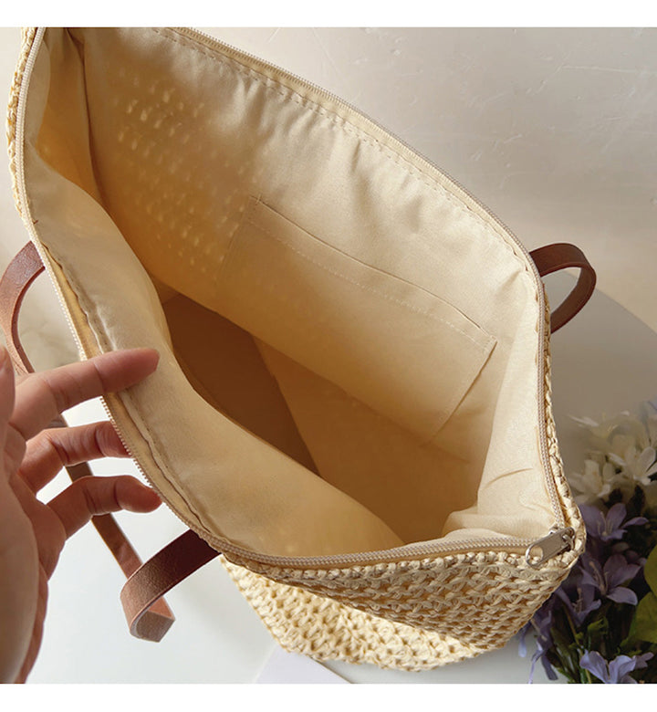 Praktisk flätad korgväska, brun unisex vardagsväska. Elegant sommar- och strandväska med robusta handtag.