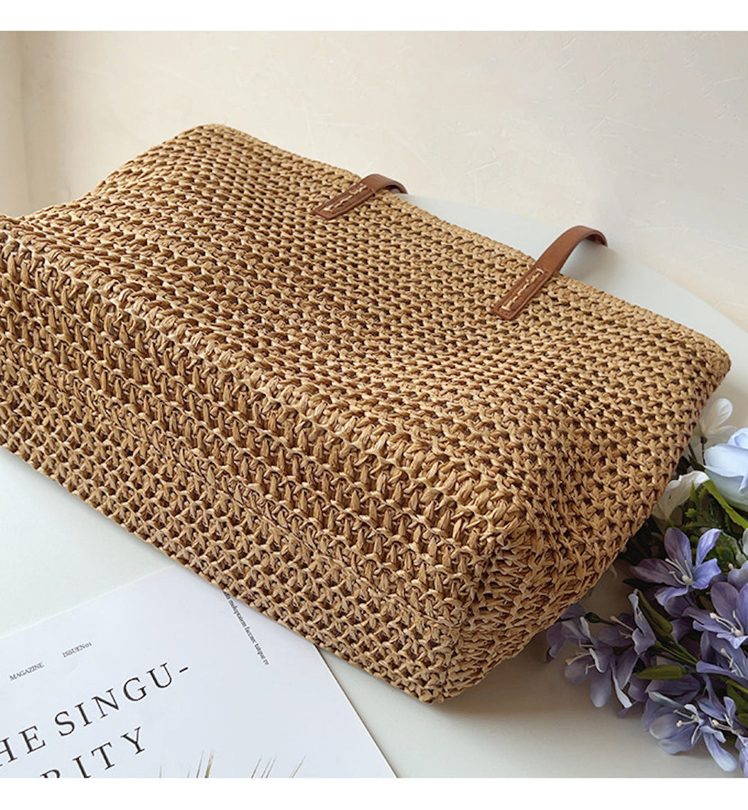 Unisex elegant korgväska, flätad för sommar. Brun vardagsväska och strandväska med robusta handtag.