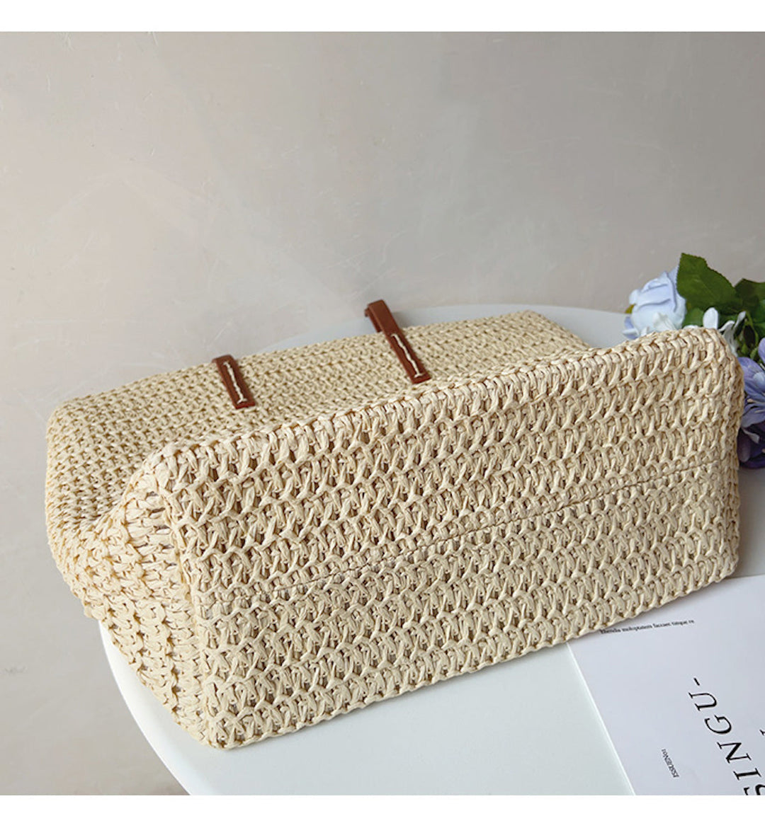 Stilren vit flätad korgväska, unisex tillbehör. Elegant sommarväska med robusta handtag för vardagsbruk.