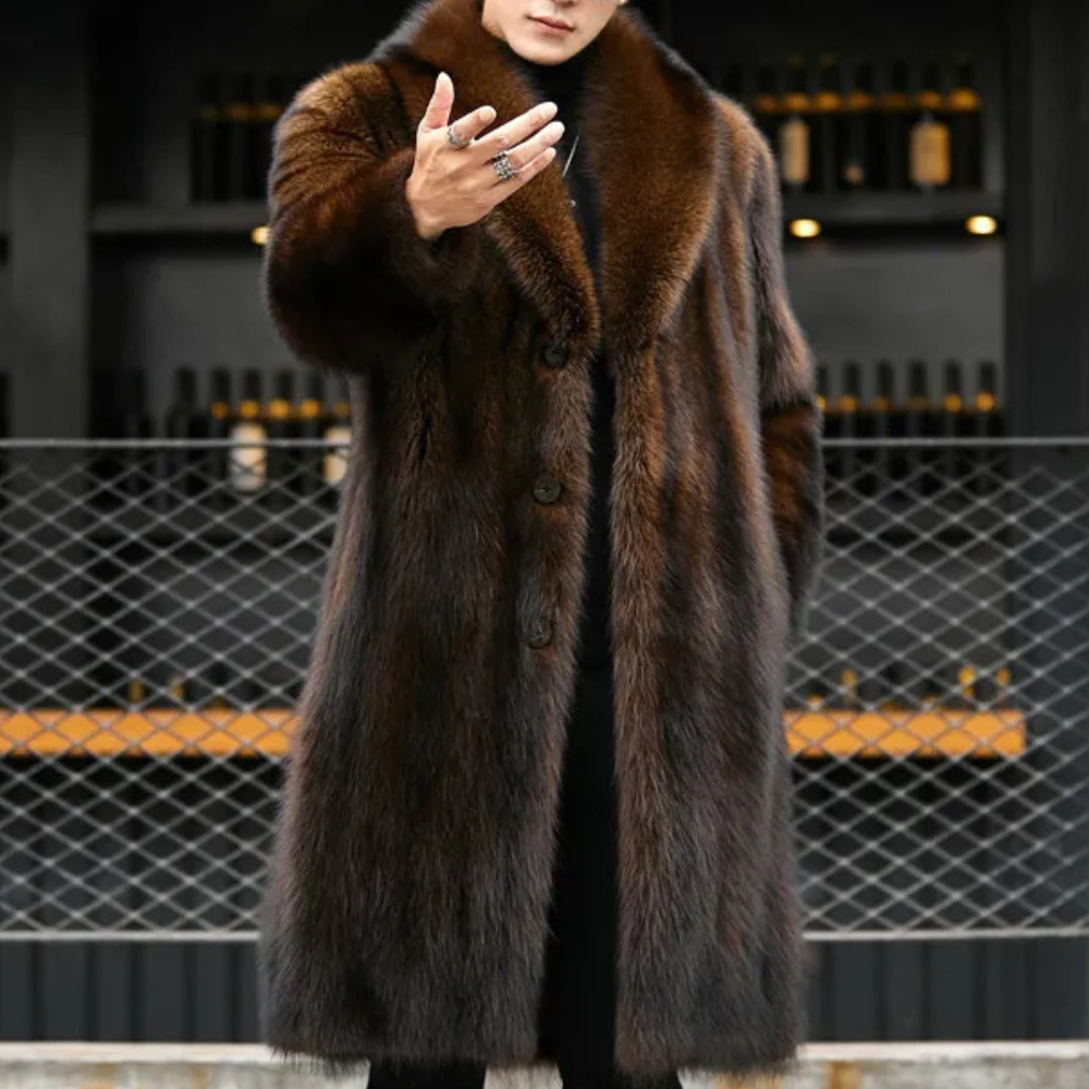 Elegant brun herrjacka med varm pälslook. Klassisk vinterjacka för stilmedveten man, herrmode 2025.