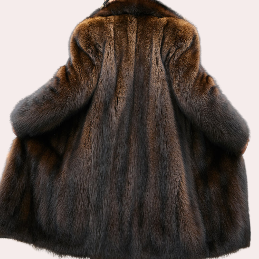 Snygg herr vinterjacka med elegant pälslook i kragen. Varmt ytterplagg för stilrent herrmode.