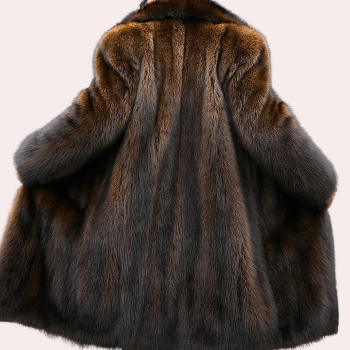 Snygg herr vinterjacka med elegant pälslook i kragen. Varmt ytterplagg för stilrent herrmode.