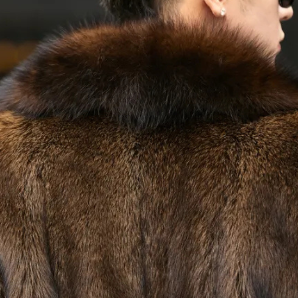 Herrjacka med pälslook, elegant och varm. En klassisk vinterjacka för bekvämt och stilrent herrmode.