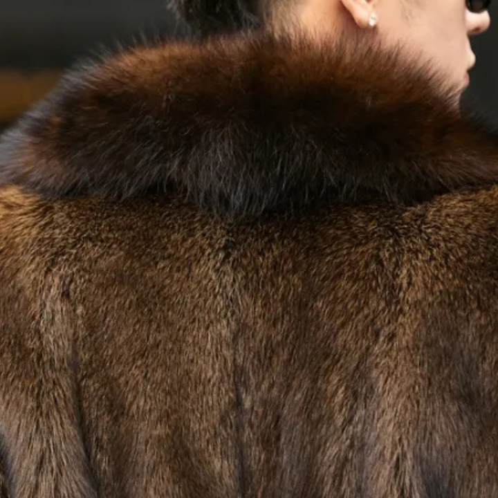 Herrjacka med pälslook, elegant och varm. En klassisk vinterjacka för bekvämt och stilrent herrmode.