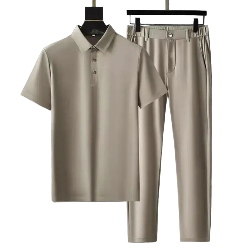 Elegant brun herrskjorta med kort ärm och nedvikt krage, perfekt för avslappnade mode.