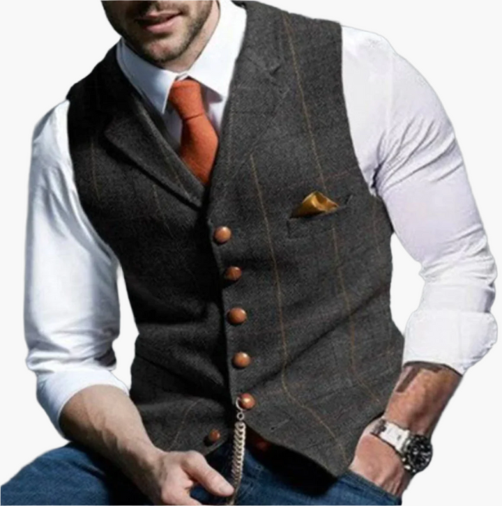 Unikt snitt på elegant herrväst i vintagestil. Ger en distinkt och stilfull look för varje man.