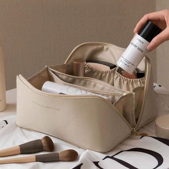 Elegant brun kosmetiktväska för kvinnor med organiserade fack. Perfekt för makeupförvaring och resor.
