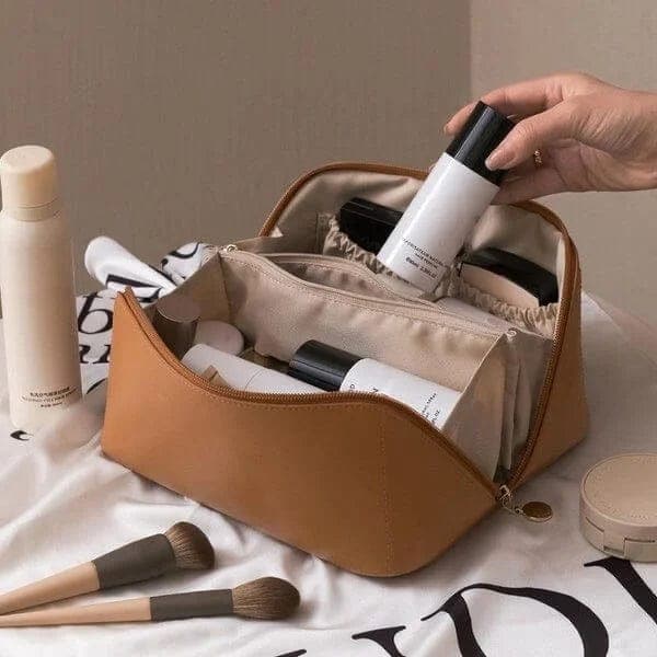 Beige makeupväska i syntetiskt tyg, organiserad för skönhetsprodukter. Idealisk accessoar för resor.