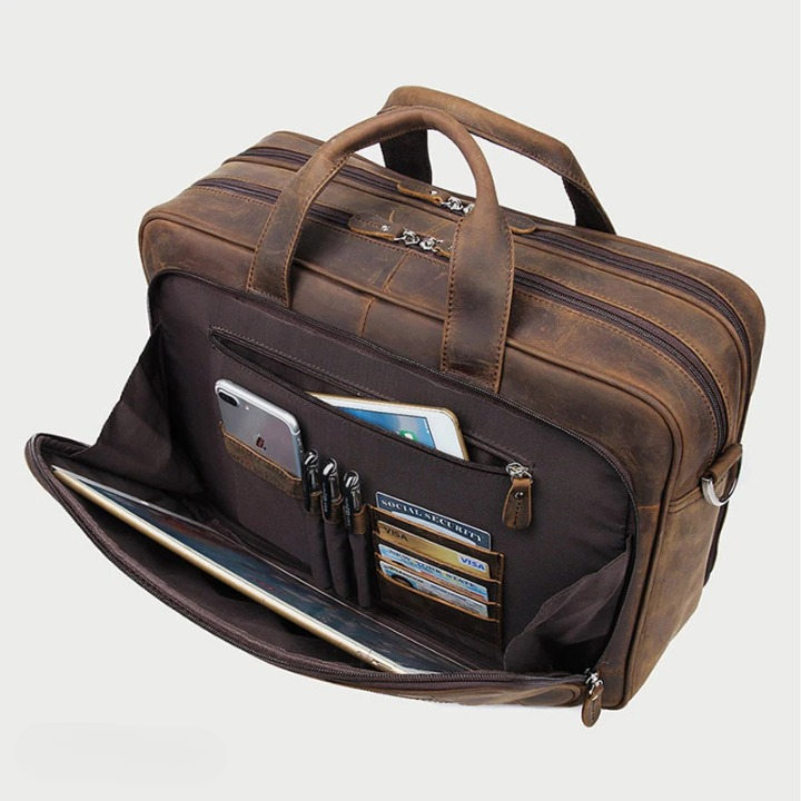 Mångsidig brun läder reseväska för 17-tums laptops. Elegant design för arbete, kontor och fritid.