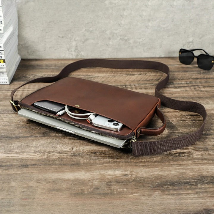 Professionell affärsväska i läder för herr. Elegant design, perfekt för att organisera din laptop och dokument.