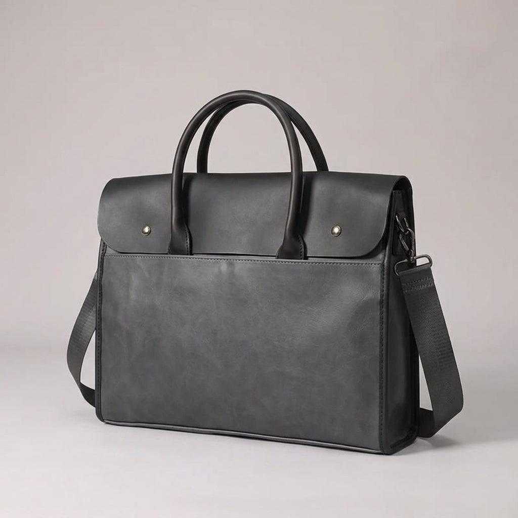 Funktionell svart businessväska i retrodesign för 14-tums laptop. Herrväska med praktisk axelrem.