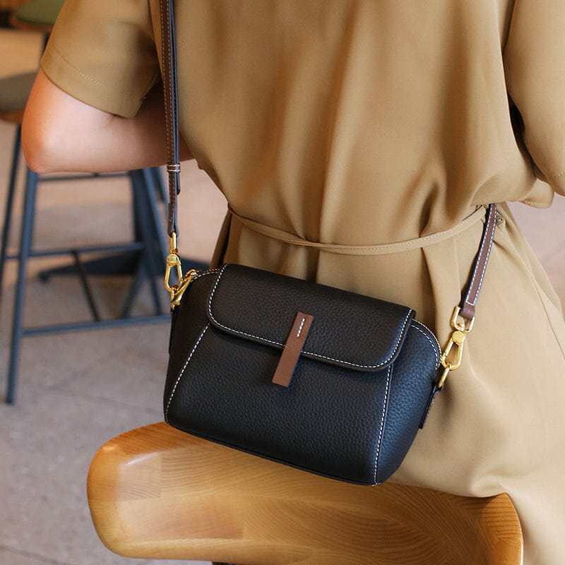 "Elegant crossbody damväska i mjukt läder med stilren design för moderna kvinnor; perfekt för mode och funktionalitet."