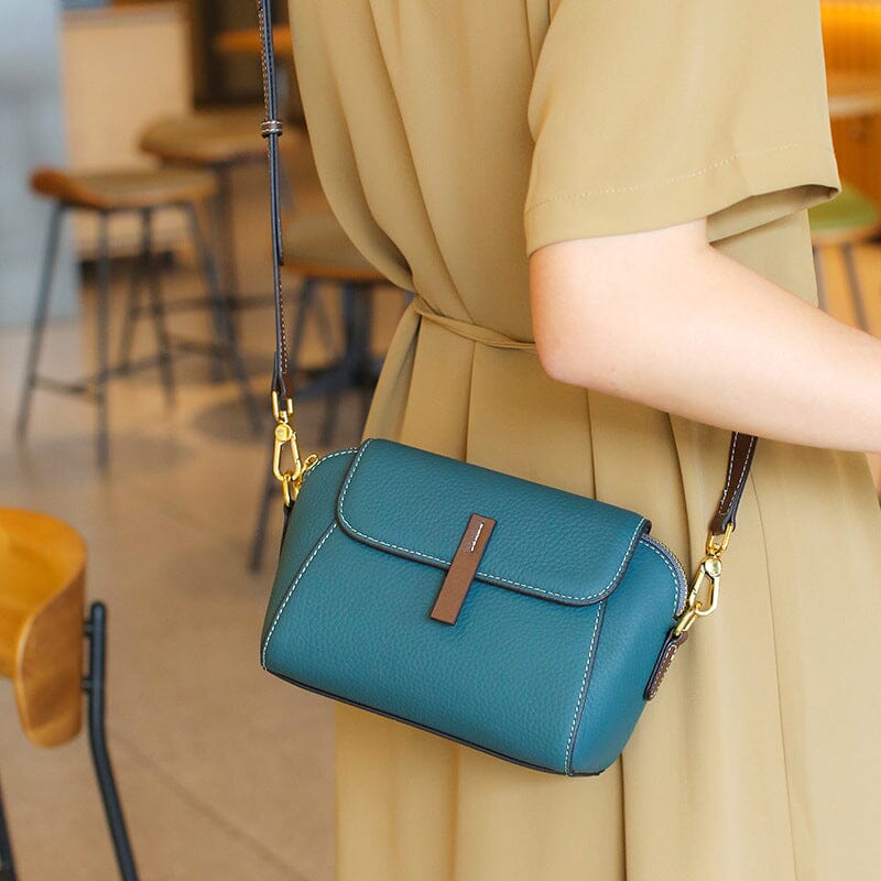 "Elegant crossbody damväska i mjukt läder med stilren design för moderna kvinnor; perfekt för mode och funktionalitet."