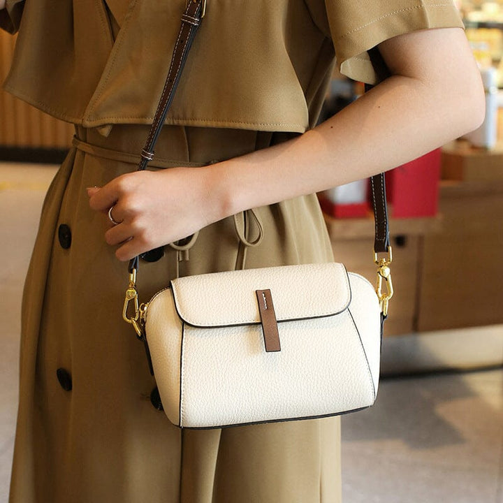 "Elegant crossbody damväska i mjukt läder med stilren design för moderna kvinnor; perfekt för mode och funktionalitet."