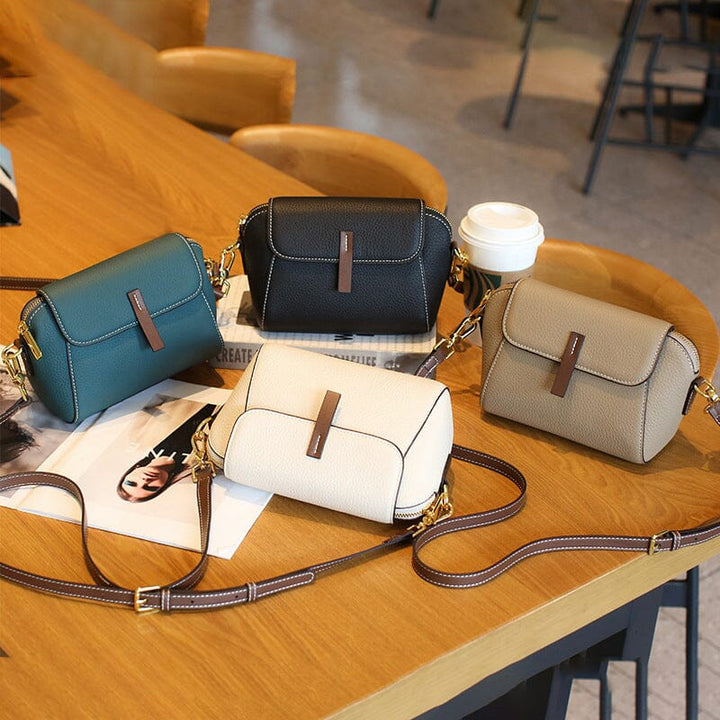 "Elegant crossbody damväska i mjukt läder med stilren design för moderna kvinnor; perfekt för mode och funktionalitet."