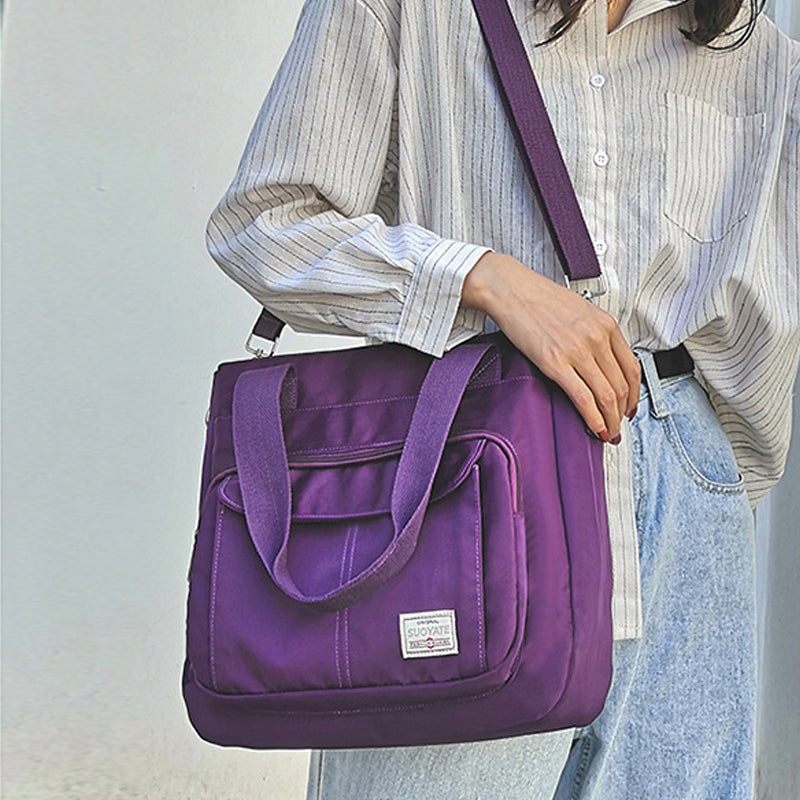 "Elegant crossbody-handväska i nylon för damer, svart och slitstark, kan bäras som axelväska, justerbar rem."