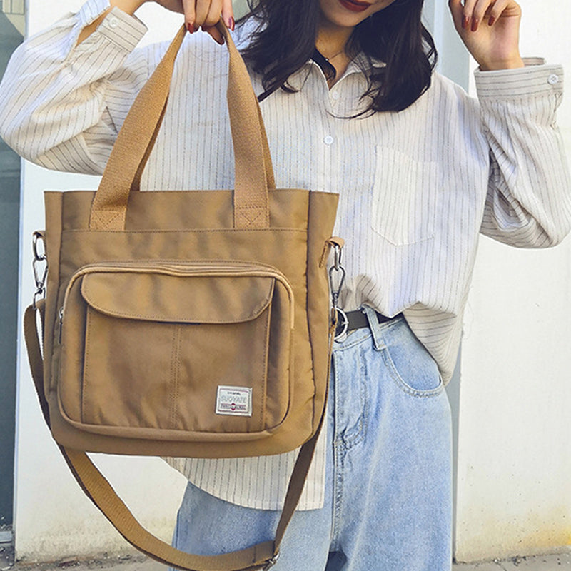 "Elegant crossbody-handväska i nylon för damer, svart och slitstark, kan bäras som axelväska, justerbar rem."