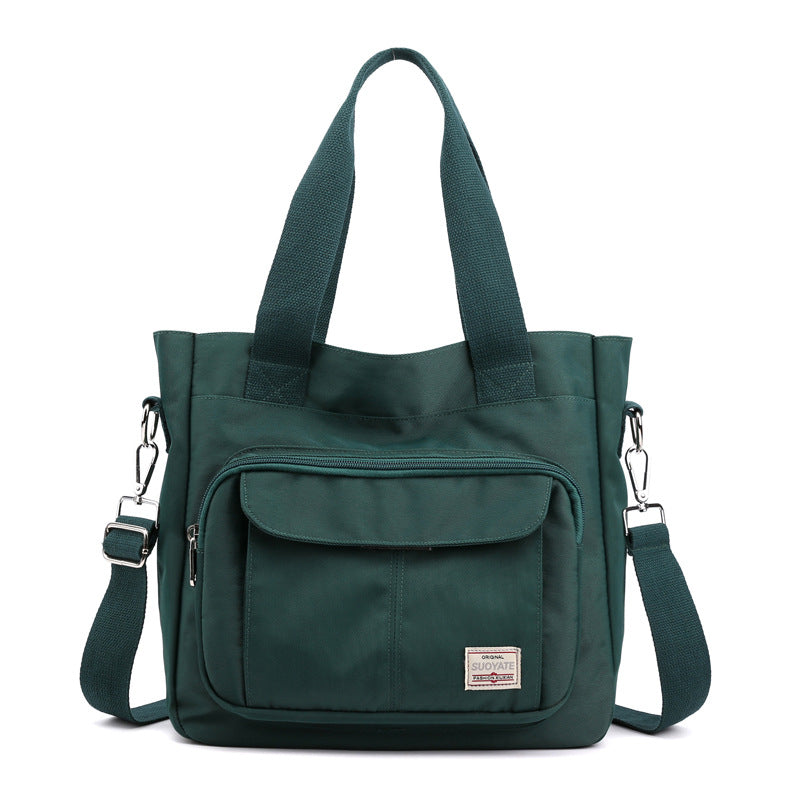 "Elegant crossbody-handväska i nylon för damer, svart och slitstark, kan bäras som axelväska, justerbar rem."