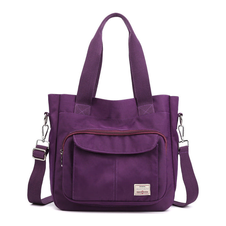 "Elegant crossbody-handväska i nylon för damer, svart och slitstark, kan bäras som axelväska, justerbar rem."