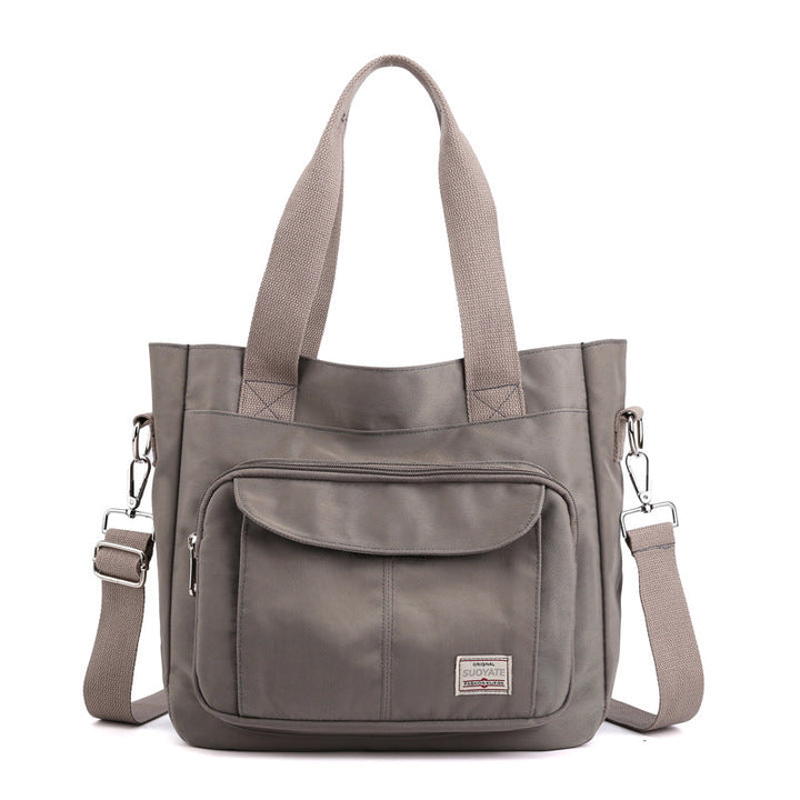 "Elegant crossbody-handväska i nylon för damer, svart och slitstark, kan bäras som axelväska, justerbar rem."