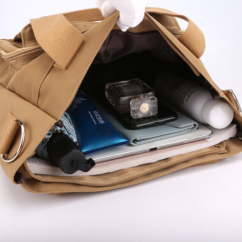 "Elegant crossbody-handväska i nylon för damer, svart och slitstark, kan bäras som axelväska, justerbar rem."