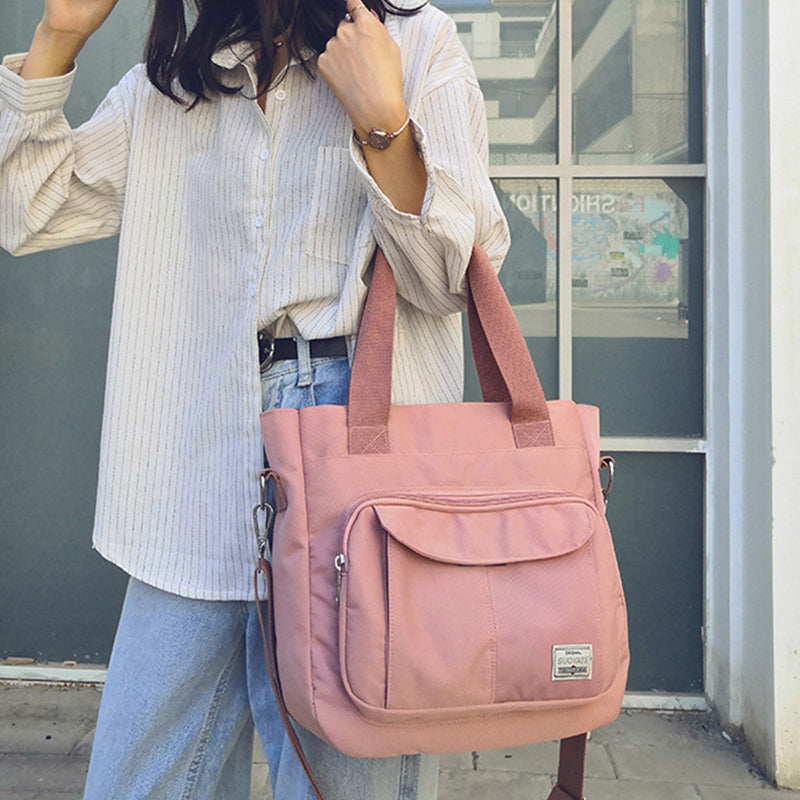 "Elegant crossbody-handväska i nylon för damer, svart och slitstark, kan bäras som axelväska, justerbar rem."