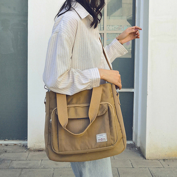 "Elegant crossbody-handväska i nylon för damer, svart och slitstark, kan bäras som axelväska, justerbar rem."