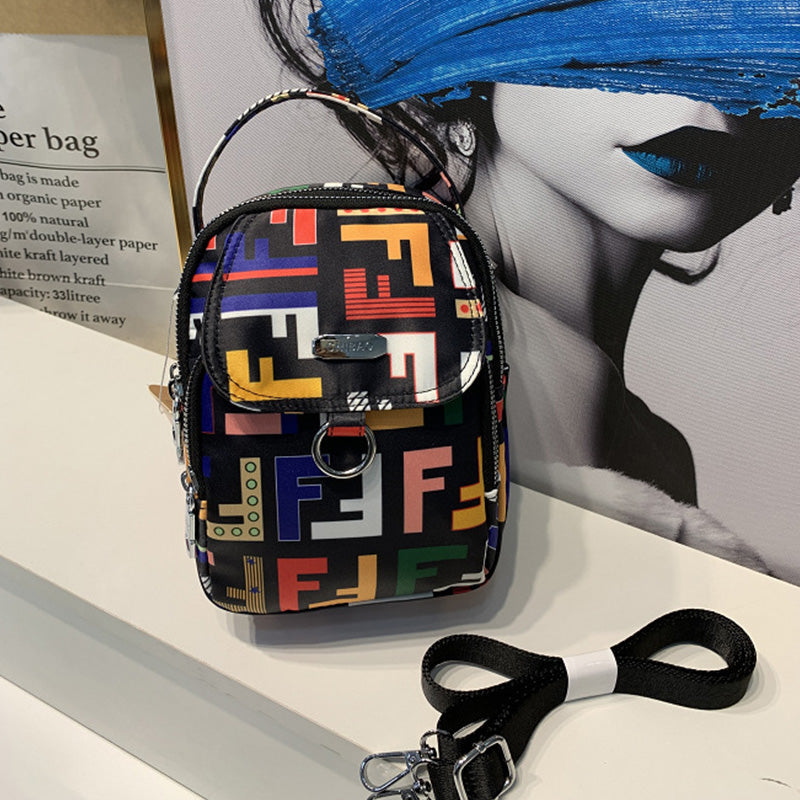 "Elegant crossbody-väska för damer i slitstarkt, vattenavvisande nylon, justerbar axelrem, praktisk och stilren design."