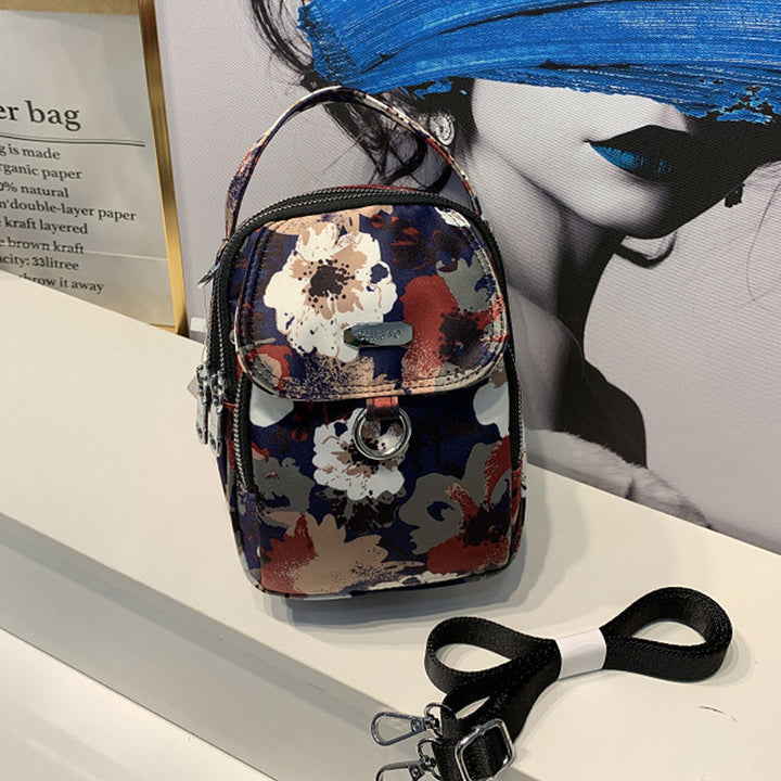"Elegant crossbody-väska för damer i slitstarkt, vattenavvisande nylon, justerbar axelrem, praktisk och stilren design."