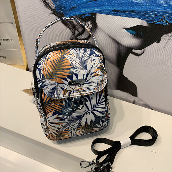 "Elegant crossbody-väska för damer i slitstarkt, vattenavvisande nylon, justerbar axelrem, praktisk och stilren design."