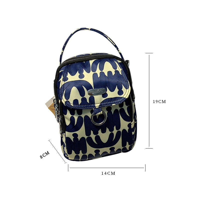 "Elegant crossbody-väska för damer i slitstarkt, vattenavvisande nylon, justerbar axelrem, praktisk och stilren design."