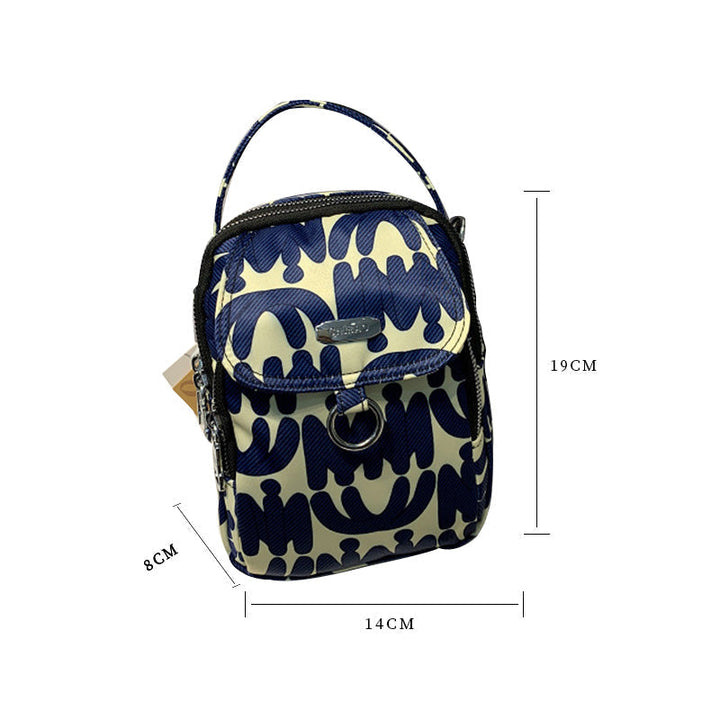 "Elegant crossbody-väska för damer i slitstarkt, vattenavvisande nylon, justerbar axelrem, praktisk och stilren design."
