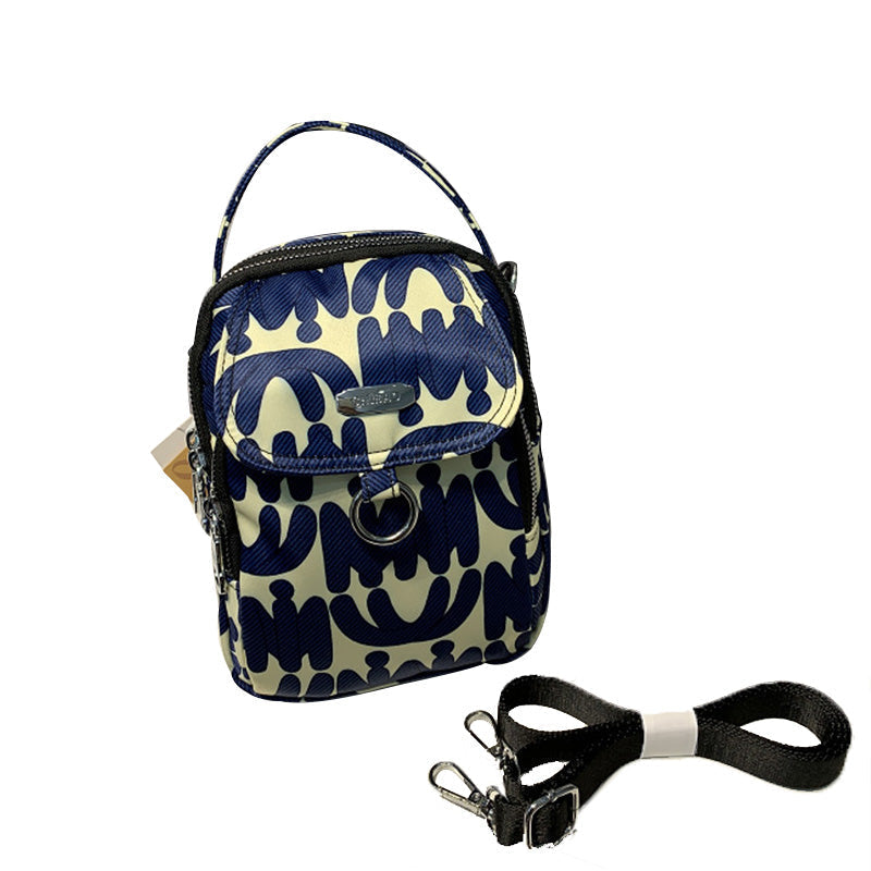 "Elegant crossbody-väska för damer i slitstarkt, vattenavvisande nylon, justerbar axelrem, praktisk och stilren design."