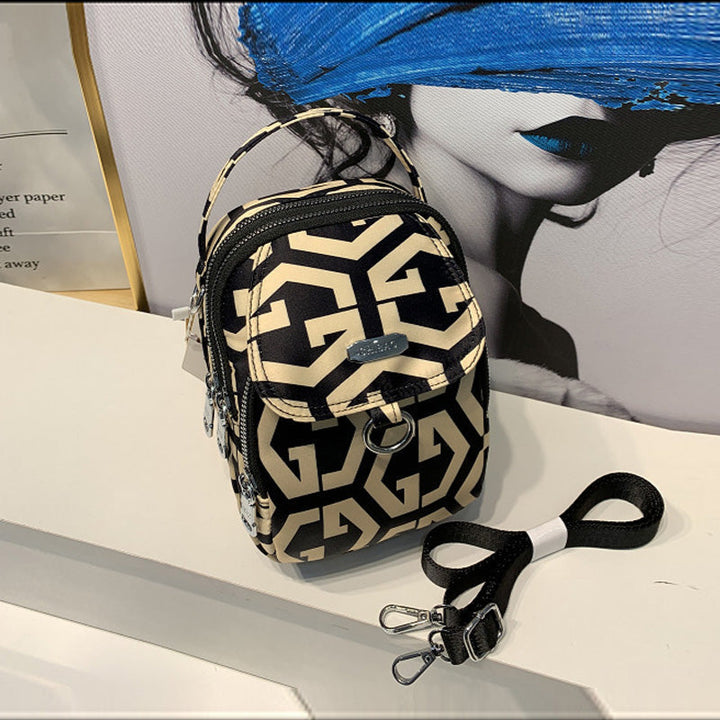 "Elegant crossbody-väska för damer i slitstarkt, vattenavvisande nylon, justerbar axelrem, praktisk och stilren design."