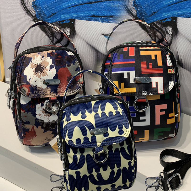 "Elegant crossbody-väska för damer i slitstarkt, vattenavvisande nylon, justerbar axelrem, praktisk och stilren design."